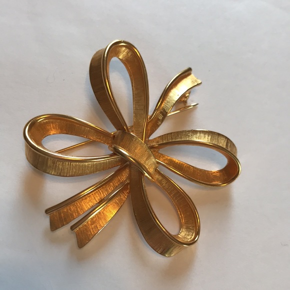 Monet Bow Ribbon Brooch Signed Vintage Goldtone Textured - Picture 1 of 6